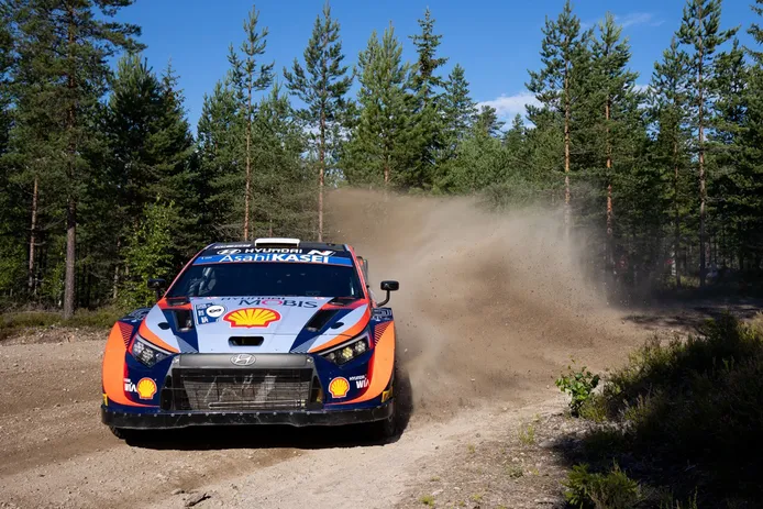Ott Tänak aguanta la presión del 'batallón' Toyota en el Rally de Finlandia