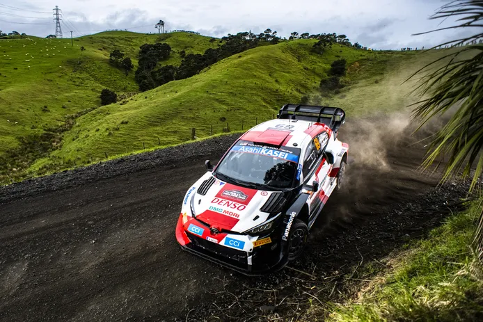 Kalle Rovanperä bate a Oliver Solberg en el shakedown del Rally de Nueva Zelanda