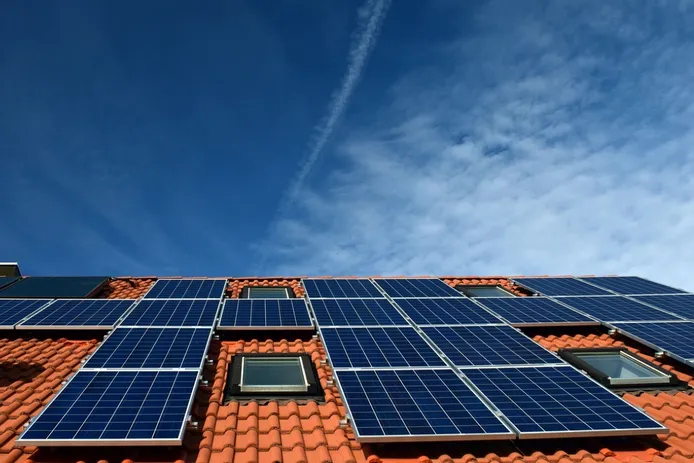 Tengo placas solares, ¿seguiré teniendo luz durante un apagón?