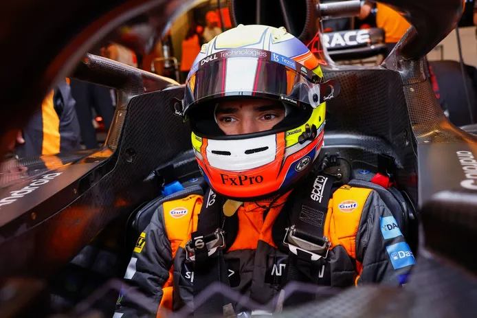 Álex Palou debuta en F1 y sueña con un asiento: «Ahora a esperar y apretar»