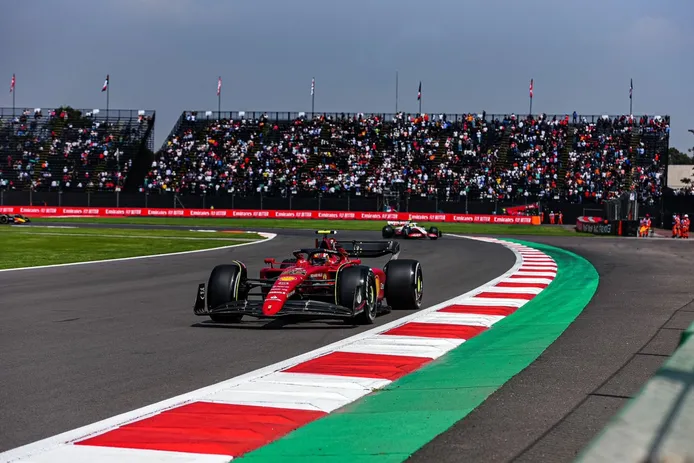 Carlos Sainz comanda el doblete de Ferrari en los primeros libres de México