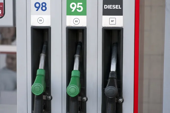 El Gobierno valora retirar el descuento de 20 céntimos al combustible