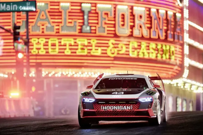 ¡Puro show! La Gymkhana eléctrica de Ken Block en Las Vegas con el Audi S1 Hoonitron 