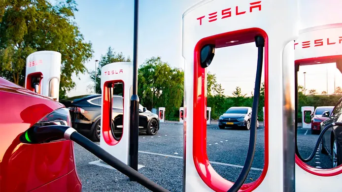 Tesla ya tiene 10.000 Supercargadores en Europa, y esto beneficia a todos los coches eléctricos