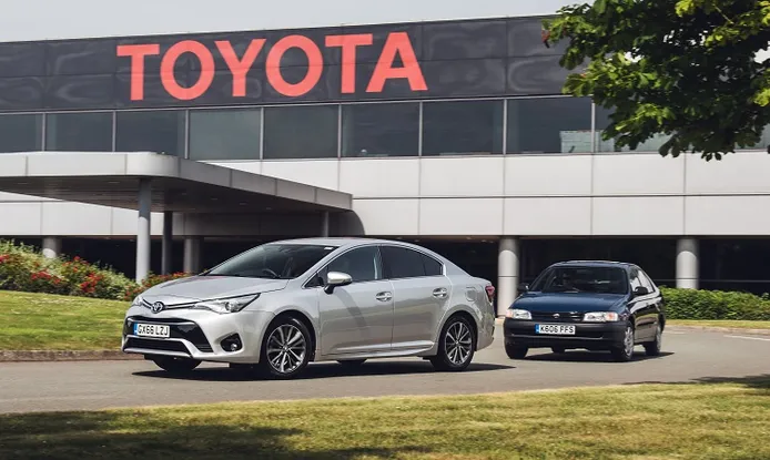 Toyota celebra el 30 aniversario de su fábrica del Reino Unido: del Carina E al Corolla Hybrid