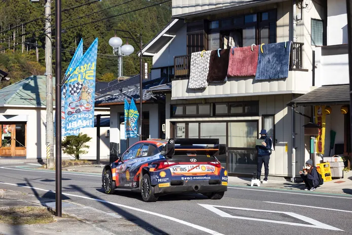 Accidentado inicio del Rally de Japón con el Hyundai de Dani Sordo en llamas