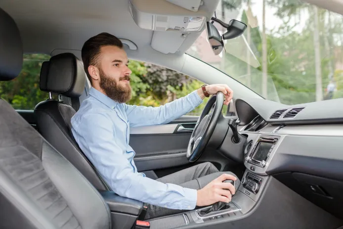 Cómo colocar correctamente el asiento del coche para conducir cómodo y seguro