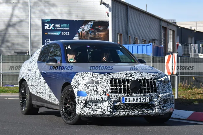 El nuevo Mercedes-AMG GLC 63 Coupé no pasa desapercibido por los alrededores de Nürburgring