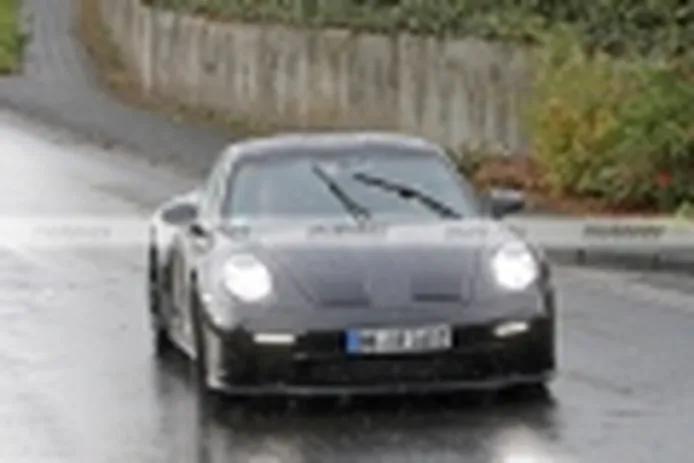 The exclusive Porsche 911 ST undergoes new tests in heavy rain