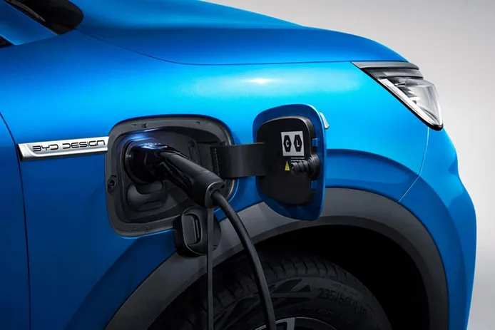Ya llega el primer coche eléctrico barato: batería de sodio, 300 km de autonomía y 8000 euros