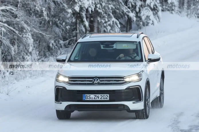 Los prototipos del nuevo Volkswagen Tiguan 2024 se mimetizan en las pruebas de invierno