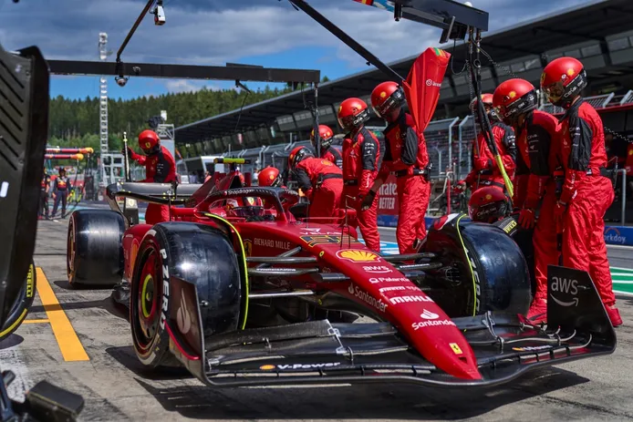 Ferrari quiere dejar de ser el meme de la Fórmula 1: entrenamiento de 1000 pit stops para 60 mecánicos en Maranello