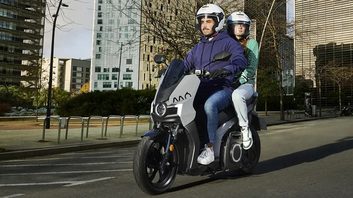 La nueva SEAT MÓ 50 ya tiene precio en España: una moto eléctrica con más de 170 km de autonomía