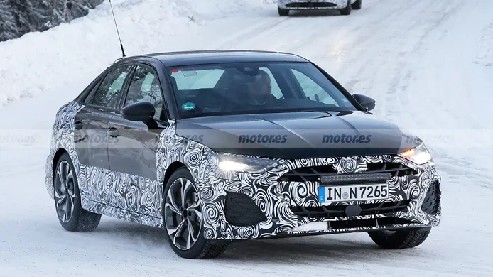 El nuevo Audi A3 Sedán 2024 pierde camuflaje a su paso por el norte de Europa