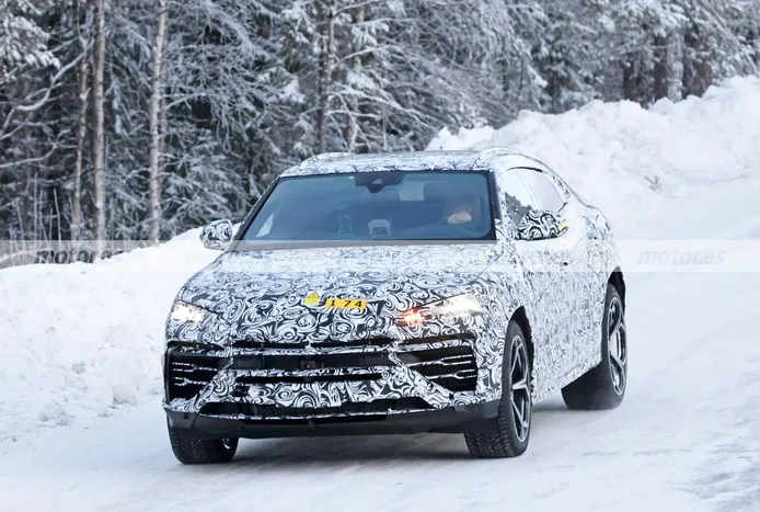 El nuevo Lamborghini Urus PHEV reaparece en Laponia con una deportividad «descafeinada»