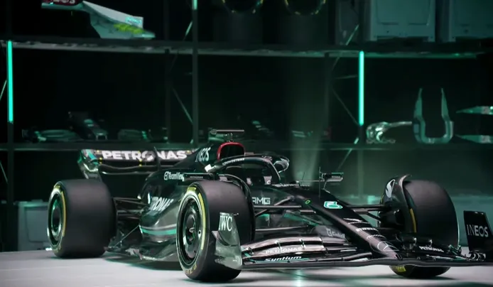 Mercedes vuelve al negro: así es el W14 de George Russell y Lewis Hamilton