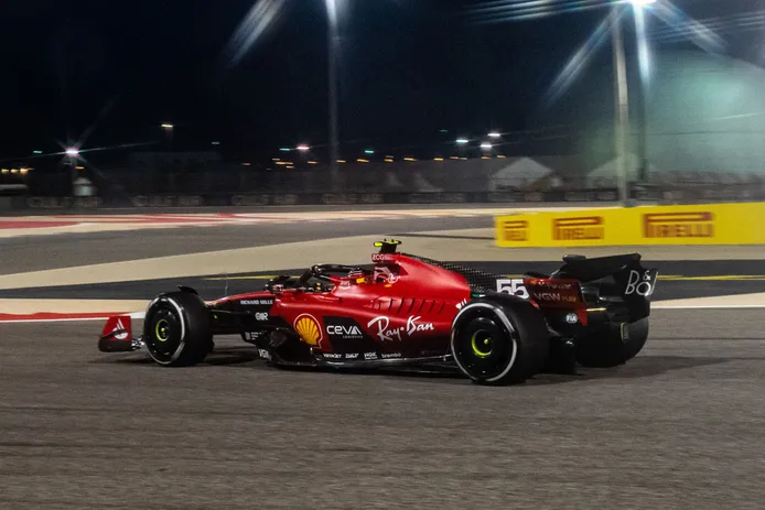 Carlos Sainz y Ferrari no ocultan su temor: El ritmo del Aston Martin en Bahréin fue «muy preocupante»