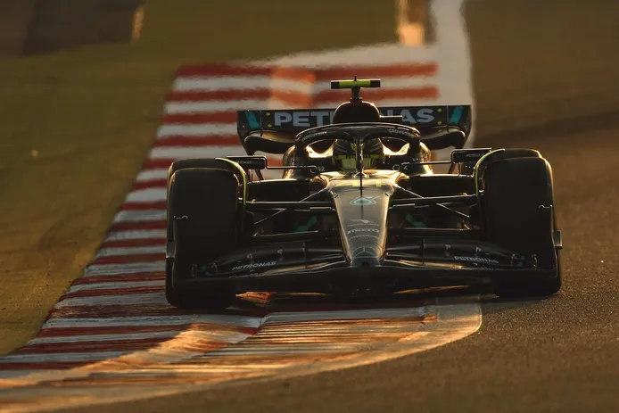 Lewis Hamilton, pesimista con Mercedes: «Necesitamos que Red Bull, Ferrari y Aston Martin abandonen»