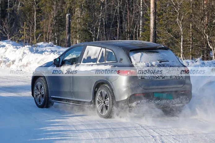 Fotos espía Mercedes-Maybach EQS SUV 2023 en las pruebas de invierno