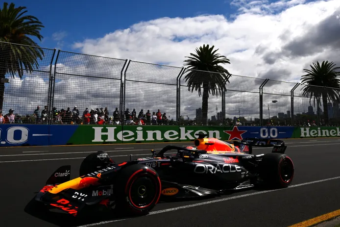 Max Verstappen consigue la pole y Fernando Alonso se pone cuarto en una clasificación muy apretada en Australia