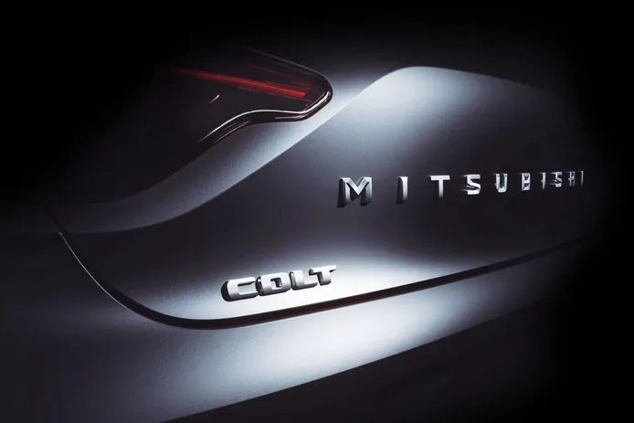 Mitsubishi anuncia la fecha de presentación del Colt, un utilitario que tendrá en el Clio a su principal enemigo