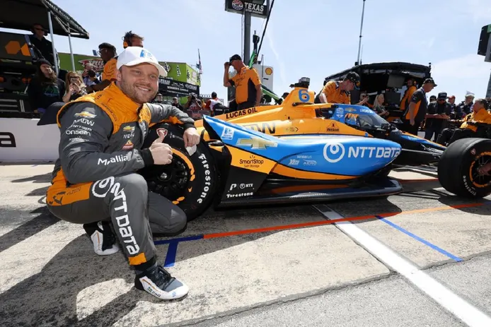Felix Rosenqvist lidera la triple amenaza de McLaren y renueva su idilio con la pole en Texas