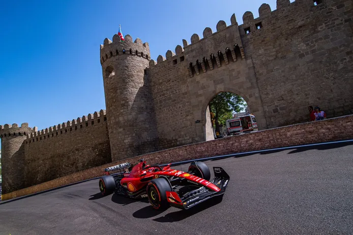 Charles Leclerc logra una pole magistral en Bakú ante los Red Bull