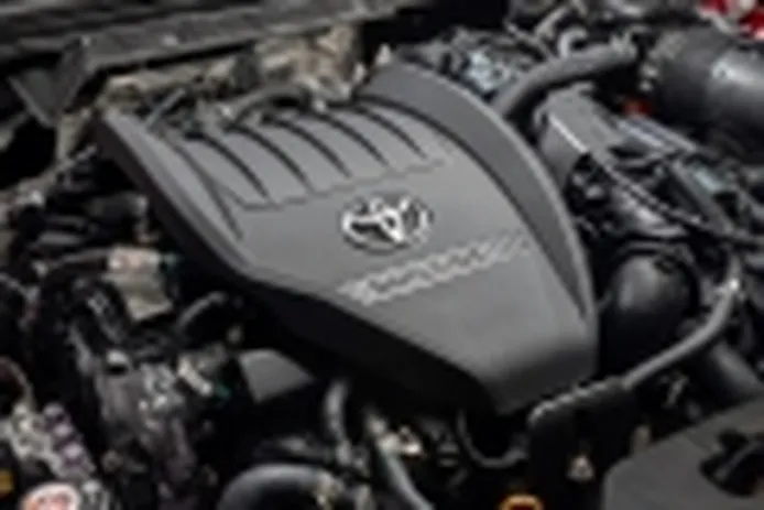 Toyota sigue viendo vida más allá del coche eléctrico y apuesta por esta gasolina que contamina un 75 % menos