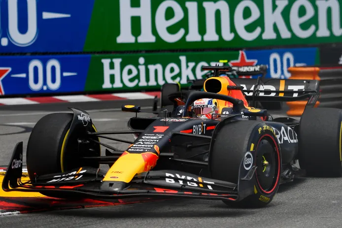 Max Verstappen gana una carrera pasada por agua; Fernando Alonso se queda a las puertas de la victoria