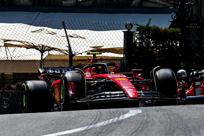 Carlos Sainz lidera los primeros entrenamientos libres seguido de cerca por Fernando Alonso
