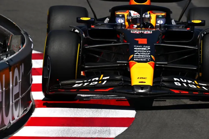 Max Verstappen lidera, Carlos Sainz se accidenta y Fernando Alonso se postula en los segundos libres