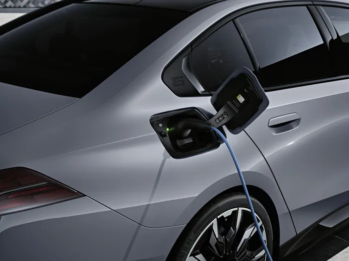 bmw-i5-video-202395440-1686159272_14.jpg