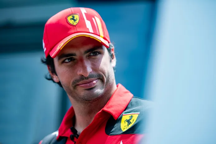 Carlos Sainz no siente celos de Fernando Alonso: «Soy piloto Ferrari, nada puede molestarme»