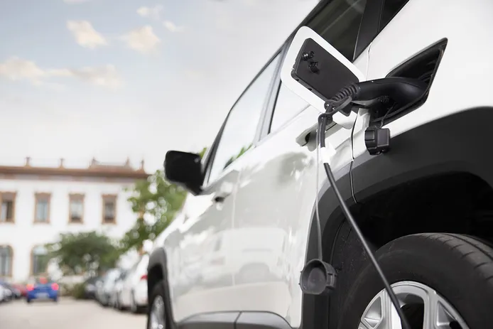 ¿Deberían pagar un impuesto especial los coches eléctricos por su sobrepeso? Se reabre el debate