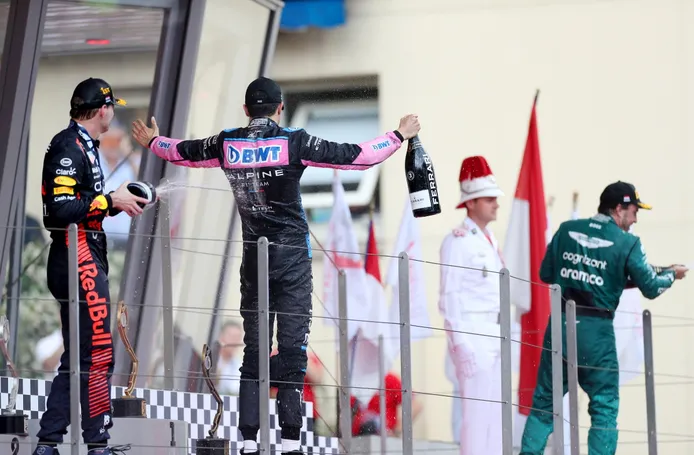 Esteban Ocon no se corta al hablar de Fernando Alonso: «Sigue demostrando lo que es»