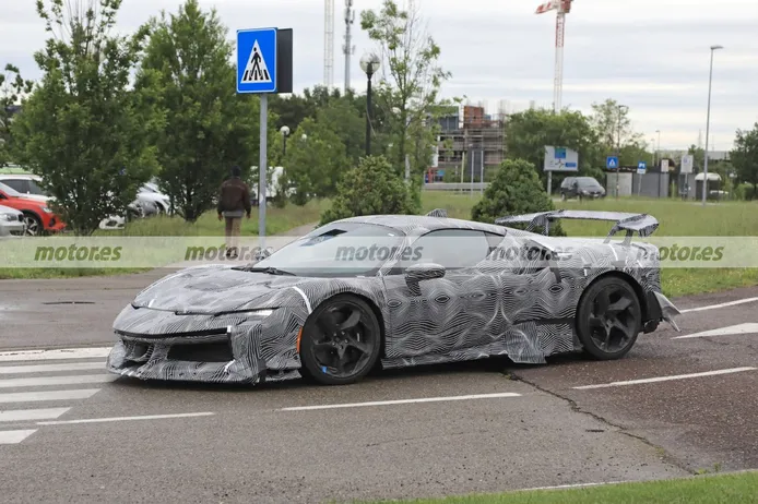 El salvaje Ferrari SF90 LM reaparece más destapado en Maranello, una versión de calle del hypercar con tecnología del 499P de Le Mans