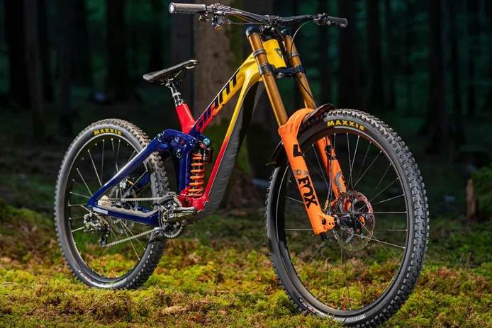 Giant Glory 2023, la bicicleta de descenso con cuadro de carbono y suspensión Maestro