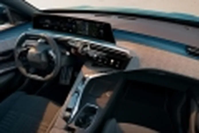 Así es el interior del nuevo Peugeot 3008, la marca del León revela el panorámico «i-cockpit»