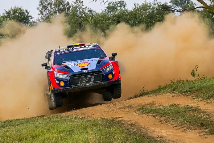 Sébastien Ogier impone su ley en un complejo y duro inicio del Safari Rally