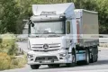 Sorprendido un prototipo del nuevo Mercedes Actros eléctrico con una particular configuración FCEV de hidrógeno