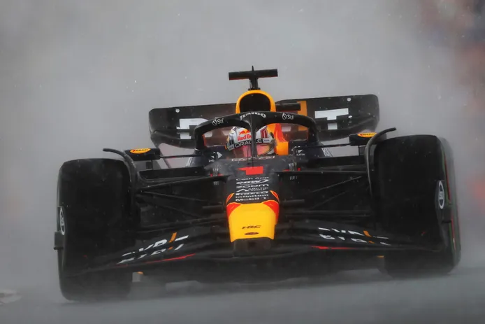Max Verstappen gana una carrera muy complicada en condiciones mixtas y Fernando Alonso regresa al podio