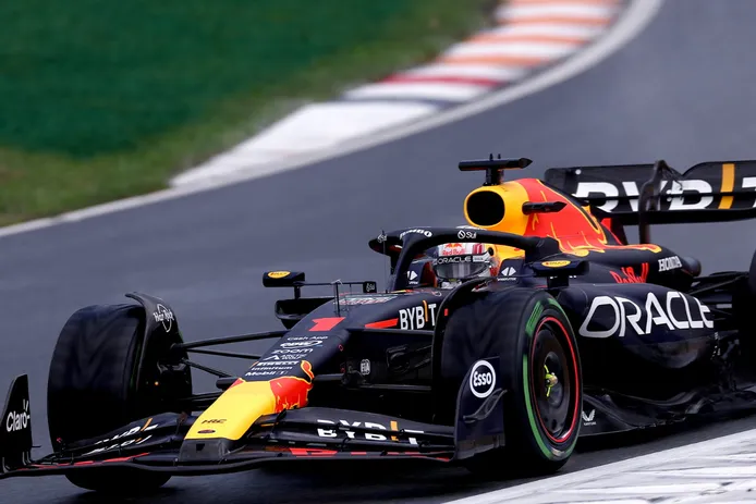 Max Verstappen se lleva la pole en una sesión accidentada; los españoles se quedan fuera del top 3