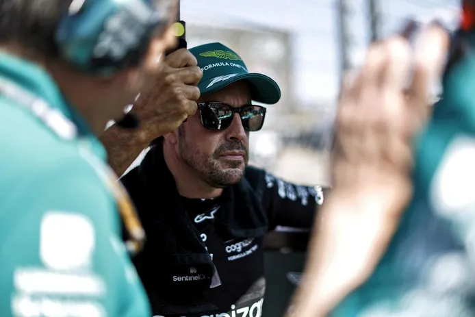 La fórmula de Mike Krack para mantener ‘a raya’ a Fernando Alonso: «Trabajar juntos sin recordar quién es el jefe»