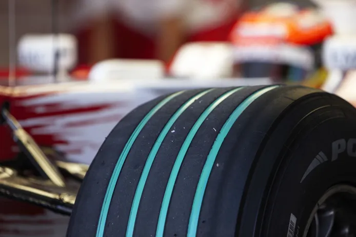 La Fórmula 1 se plantea volver a los neumáticos rayados en 2026