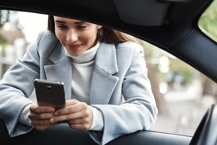 Las mejores apps para aparcar y pagar la zona azul desde tu móvil. ¿En qué ciudades las puedes usar?