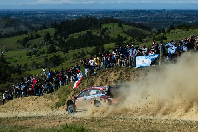 Ott Tänak destapa el tarro de las esencias para colocarse líder en el Rally de Chile