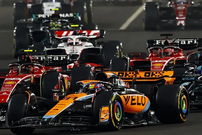 Oscar Piastri gana una carrera frenética en la que Fernando Alonso y Carlos Sainz sufrieron con los neumáticos