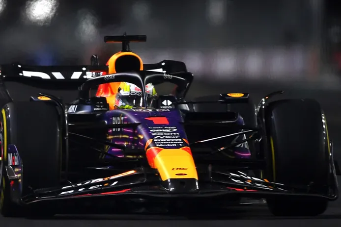 Max Verstappen vuelve a ganar y Fernando Alonso se conforma con puntuar en una carrera muy accidentada