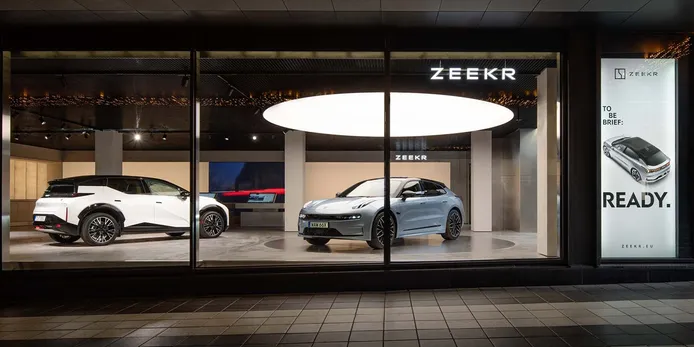 ZEEKR estrena su primer concesionario en Europa, la firma china de coches eléctricos arranca el despliegue de una red propia
