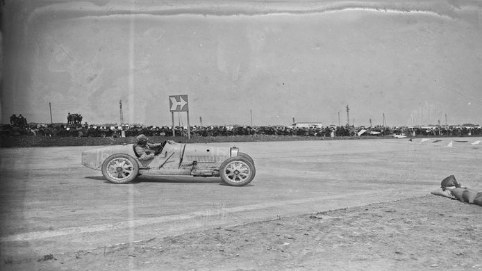 Pierre de Vizcaya afronta una de las chicanes del GP de Francia de 1926